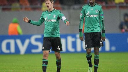 Immer das Gleiche. Schalkes Kapitän Benedikt Höwedes (links) gibt sich mal wieder seiner derzeitigen Lieblingsbeschäftigung hin: dem Meckern über die eigene Mannschaft.