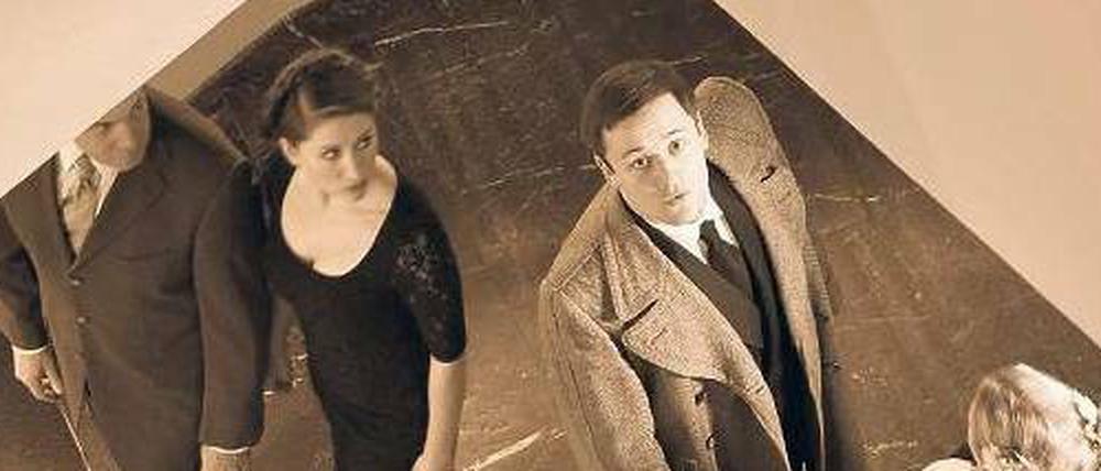 An der Schwelle. Am 18. Dezember wäre Willy Brandt 100 Jahre alt geworden. Lorris Andre Blazejewski (Mitte) spielt ihn als jungen Mann. Fotos: promo