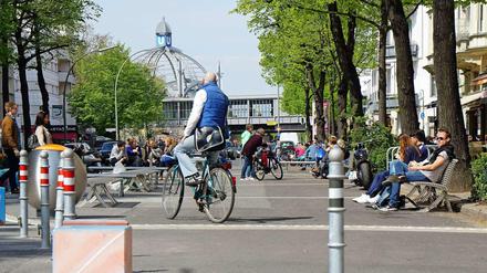 Wie gut die neuen „Aufenthaltszonen“ in der Maaßenstraße angenommen werden, hängt stark vom Wetter ab. Ein Bild aus dem Mai 2016.