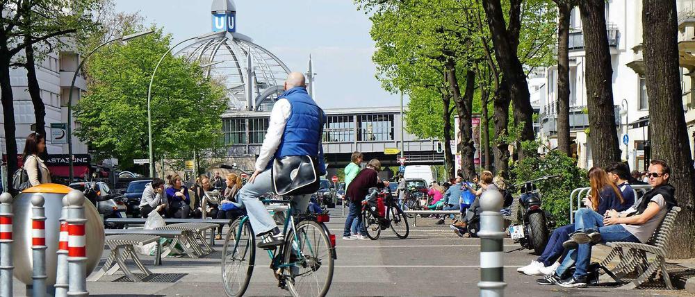 Wie gut die neuen „Aufenthaltszonen“ in der Maaßenstraße angenommen werden, hängt stark vom Wetter ab. Ein Bild aus dem Mai 2016.