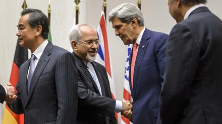 Historischer Handschlag: Die Außenminister Irans und der USA am vergangenen Sonntag nach dem - vorläufigen - Abschluss der Atomverhandlungen in Genf.
