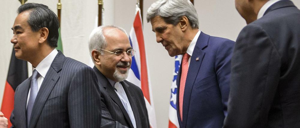 Historischer Handschlag: Die Außenminister Irans und der USA am vergangenen Sonntag nach dem - vorläufigen - Abschluss der Atomverhandlungen in Genf.