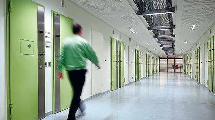 Einschluss. Die Politik tut sich mit gefährlichen Kriminellen schwer. Deren Verwahrung musste in diesem Jahr neu geregelt werden, viele Inhaftierte kamen daraufhin frei. Foto: Imago
