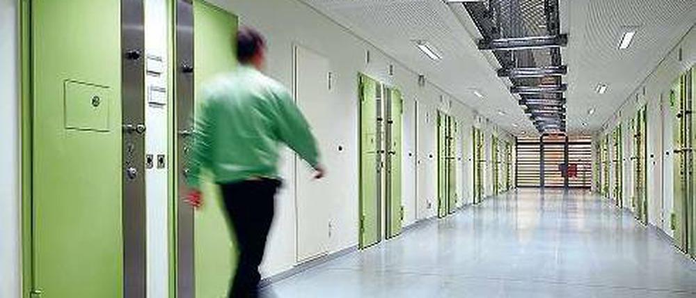 Einschluss. Die Politik tut sich mit gefährlichen Kriminellen schwer. Deren Verwahrung musste in diesem Jahr neu geregelt werden, viele Inhaftierte kamen daraufhin frei. Foto: Imago