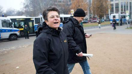 Hier komm' ich! Monika Herrmann am Oranienplatz, im Hintergrund die Polizei.