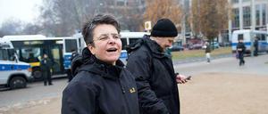Hier komm' ich! Monika Herrmann am Oranienplatz, im Hintergrund die Polizei.
