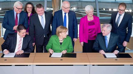 Mit ihren Handschriften - die drei Parteichefs am Mittwoch bei der Unterzeichnung des Koalitionsvertrages.