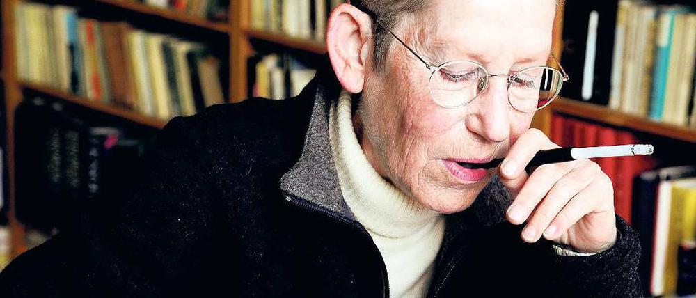 Sportliche Kettenraucherin: Heidi Zerning übersetzt erst Satz für Satz mit Bleistift, bevor sie den Text in den Computer eingibt.