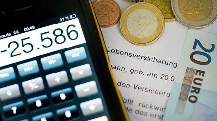 Lebensversicherer haben aufgrund der Niedrigzinsen große Probleme die garantierten Beträge zu zahlen.