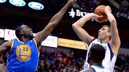 Dirk Nowitzki (rechts, mit Ball) spielt bislang eine gute Saison für die Mavs. Die Play-offs sind in jedem Falle drin. Aber auch mehr?