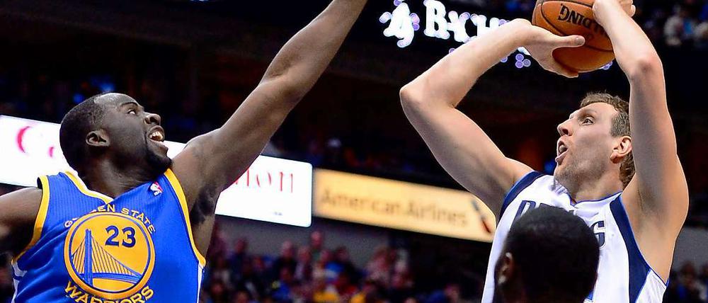 Dirk Nowitzki (rechts, mit Ball) spielt bislang eine gute Saison für die Mavs. Die Play-offs sind in jedem Falle drin. Aber auch mehr?
