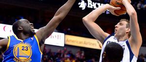 Dirk Nowitzki (rechts, mit Ball) spielt bislang eine gute Saison für die Mavs. Die Play-offs sind in jedem Falle drin. Aber auch mehr?