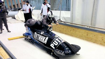 Nüchtern anschieben. Pilotin Jamie Greubel und Emily Azevedo starten in Calgary mit Wodka-Werbung in die Saison.
