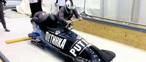 Nüchtern anschieben. Pilotin Jamie Greubel und Emily Azevedo starten in Calgary mit Wodka-Werbung in die Saison.