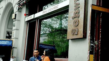 Das Schwuz, Tanzlokal nicht nur für Homosexuelle, ist seit Jahrzehnten eine Institution im Kiez. Derart drastisch ist die Trauerdramatik der Siegessäule: „Der queere Exodus am Mehringdamm erreicht einen neuen Höhepunkt“ - „Die Bombe ist geplatzt“ - das „Exzess-Wohnzimmer im Herzen Kreuzbergs“ ausgeräumt. 