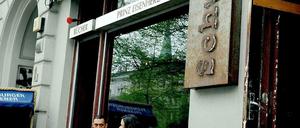 Das Schwuz, Tanzlokal nicht nur für Homosexuelle, ist seit Jahrzehnten eine Institution im Kiez. Derart drastisch ist die Trauerdramatik der Siegessäule: „Der queere Exodus am Mehringdamm erreicht einen neuen Höhepunkt“ - „Die Bombe ist geplatzt“ - das „Exzess-Wohnzimmer im Herzen Kreuzbergs“ ausgeräumt.