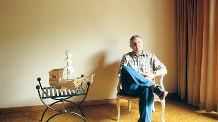 Dirk Coetzee nach der Amnestie in seinem Haus, die Waffe in Reichweite.