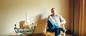 Dirk Coetzee nach der Amnestie in seinem Haus, die Waffe in Reichweite.
