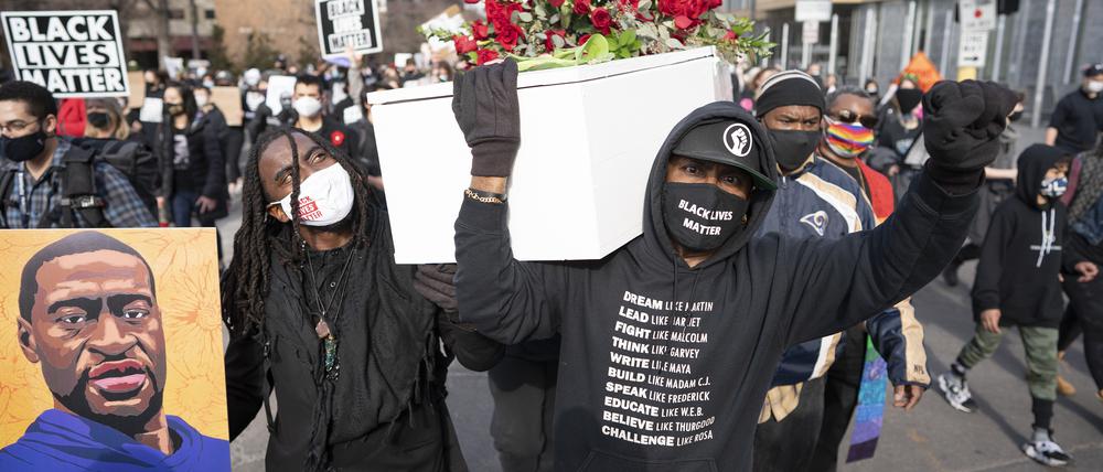 Demonstranten nehmen an einem Protestmarsch in Gedenken an George Floyd teil. Fast ein Jahr nach der Tötung des unbewaffneten Afroamerikaners George Floyd bei einem Polizeieinsatz in den USA beginnt der Prozess gegen den weißen Hauptangeklagten Derek Chauvin. +++ dpa-Bildfunk +++