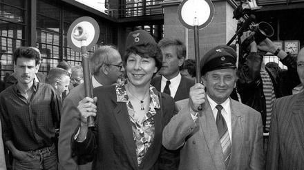 Links Frau Stahmer, rechts Herr Tino Schwierzina. Hier 1990 bei einem Termin, man ahnt es, im Bahnhof Zoo. 