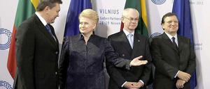 Der ukrainische Präsident Viktor Janukowitsch, die litauische Staatschefin Dalia Grybauskaite, EU-Ratspräsident Herman van Rompuy und EU-Kommissionschef José Manuel Barroso beim EU-Gipfel in Vilnius.