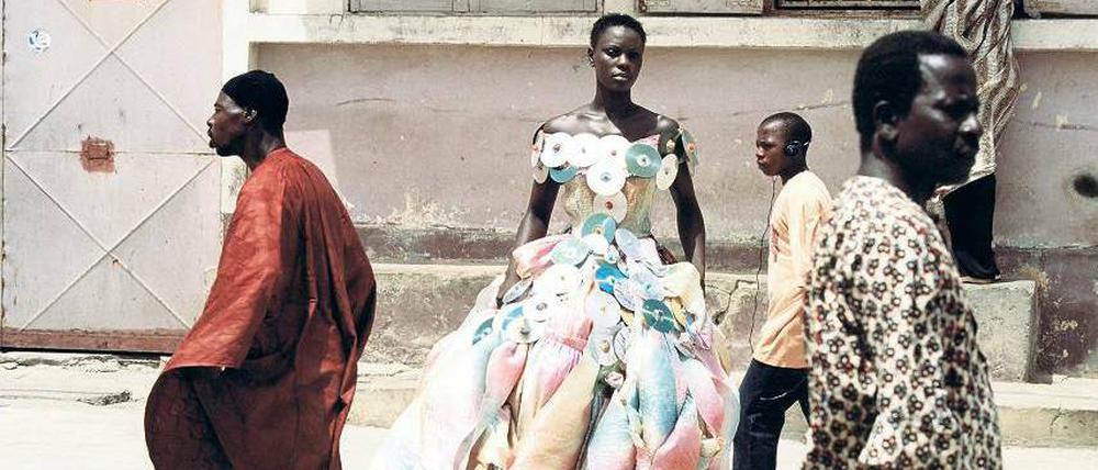 Die Stadt als Laufsteg. Eine Straßenszene während der „Dakar Fashion Week“, der wichtigsten Modenschau Afrikas.