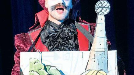 Pappkamerad. Aram Tafreshian als Theaterdirektor Donner. Foto: Eventpress Hoensch
