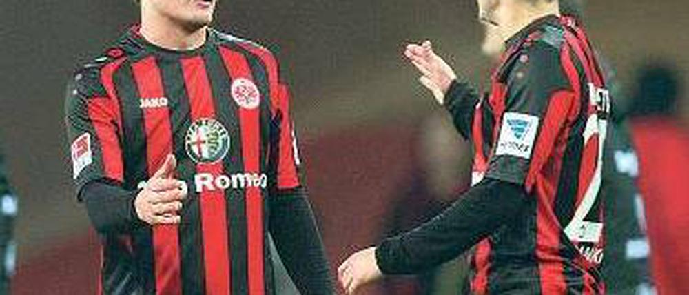 Ab in die nächste Runde. Pirmin Schwegler (links) und Tranquilo Barnetta haben Großes vor in Bordeaux. Foto: dpa