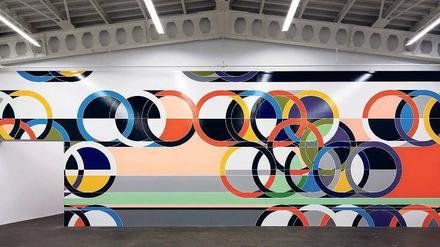 Olympische Ringe. Sarah Morris erinnert mit ihrer Wandmalerei an die Spiele 1972 in München und deren Ästhetik.
