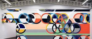 Olympische Ringe. Sarah Morris erinnert mit ihrer Wandmalerei an die Spiele 1972 in München und deren Ästhetik.
