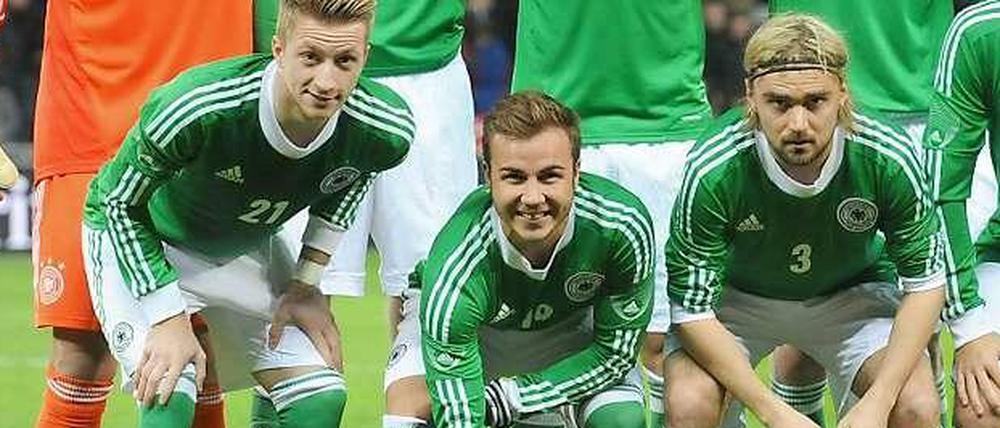 Zweidrittelmehrheit: Die Dortmunder Reus (l.) und Schmelzer sowie der Bayer Götze (M.).