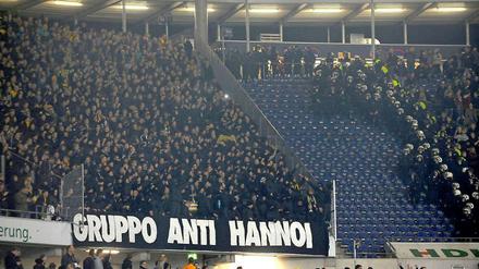 Auf der einen Seite die Fans - auf der anderen die Polizei. Dazwischen: Viel Redebedarf.