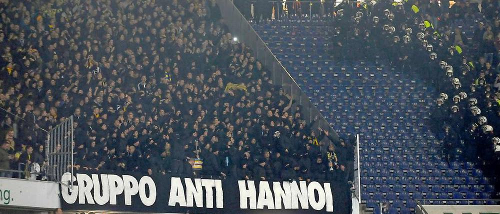 Auf der einen Seite die Fans - auf der anderen die Polizei. Dazwischen: Viel Redebedarf.