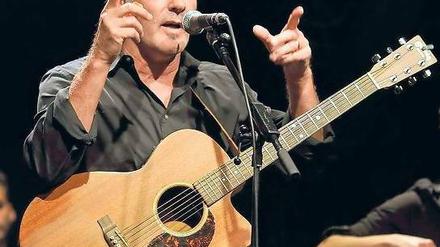 Auf Sinnsuche. Am Samstag trat Reinhold Beckmann im Tipi-Zelt in Berlin mit seiner Band auf. Zu seinem Repertoire gehören „Truck-Stop“-artige Arrangements. Foto: Imago