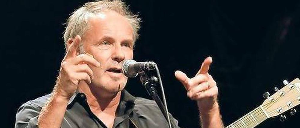 Auf Sinnsuche. Am Samstag trat Reinhold Beckmann im Tipi-Zelt in Berlin mit seiner Band auf. Zu seinem Repertoire gehören „Truck-Stop“-artige Arrangements. Foto: Imago