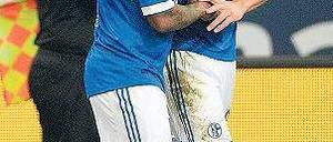 Arm in Arm in Gips. Schalkes Farfán (l.) und Szalai jubeln über das 1:0. Foto: dpa