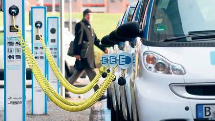 Unter Strom. E-Autos bekommen in der CO2-Bilanz ein größeres Gewicht – das erleichtert den Verkauf großer Limousinen.