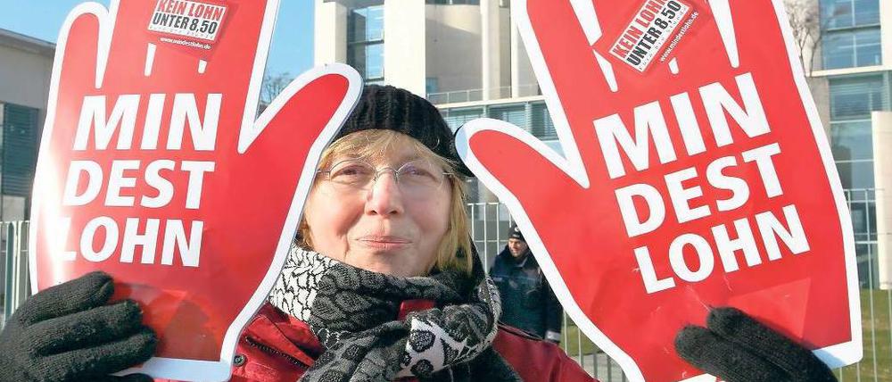 Die 8,50 Euro kommen – grundsätzlich 2015. Aber sofern es Tarifverträge gibt, ist eine Verschiebung bis 2017 möglich. Wenn sich Arbeitgeber und Gewerkschaften künftig nicht selbst auf Mindestlöhne verständigen, wird eine Kommission die Untergrenze festlegen. ]Foto: dpa/ ]