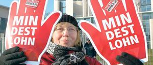 Die 8,50 Euro kommen – grundsätzlich 2015. Aber sofern es Tarifverträge gibt, ist eine Verschiebung bis 2017 möglich. Wenn sich Arbeitgeber und Gewerkschaften künftig nicht selbst auf Mindestlöhne verständigen, wird eine Kommission die Untergrenze festlegen. ]Foto: dpa/ ]