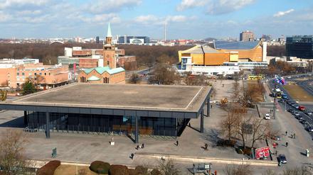 Berühmte Bauten, berüchtigte Ödnis. Die Neue Nationalgalerie, links dahinter die St. Matthäus-Kirche und die Gemäldegalerie. Rechts: Kammermusiksaal und Philharmonie.