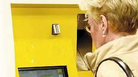 Die kleinen Gelben. Die Fahrkartenautomaten der BVG bleiben stehen. 