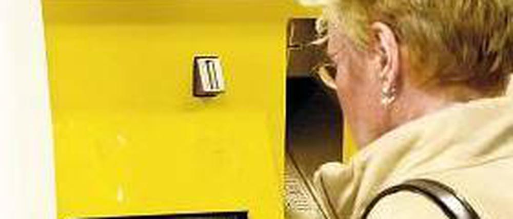 Die kleinen Gelben. Die Fahrkartenautomaten der BVG bleiben stehen.