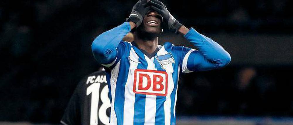 Wo ist der Sturm? Herthas Offensivspiel funktionierte gegen die defensiven Augsburger nicht, Angreifer Adrian Ramos wurde von seinen Kollegen selten in Szene gesetzt.