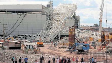 Ein Kran fiel auf das Arenadach, zwei Arbeiter starben