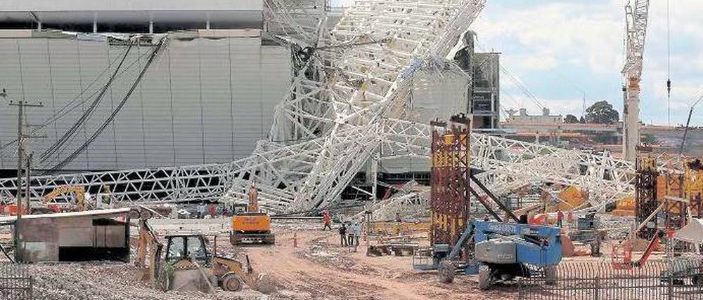 Ein Kran fiel auf das Arenadach, zwei Arbeiter starben