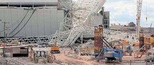 Ein Kran fiel auf das Arenadach, zwei Arbeiter starben