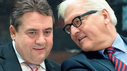 Zwei mit Macht und Einfluss: An Parteichef Sigmar Gabriel und dem Fraktionsvorsitzenden Frank-Walter Steinmeier kommt in der SPD derzeit niemand vorbei. Beide reden ein gewichtiges Wort bei der Verteilung der Posten mit. Foto: Soeren Stache/dpa