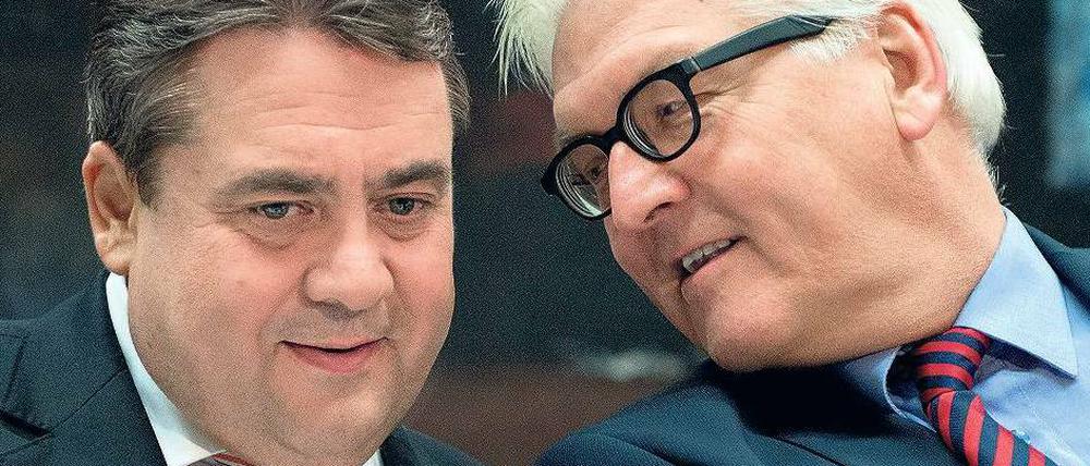 Zwei mit Macht und Einfluss: An Parteichef Sigmar Gabriel und dem Fraktionsvorsitzenden Frank-Walter Steinmeier kommt in der SPD derzeit niemand vorbei. Beide reden ein gewichtiges Wort bei der Verteilung der Posten mit. Foto: Soeren Stache/dpa