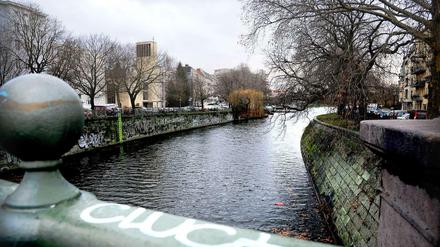 Hohe Ufermauern. Der Landwehrkanal zwischen Kreuzberg und Neukölln.