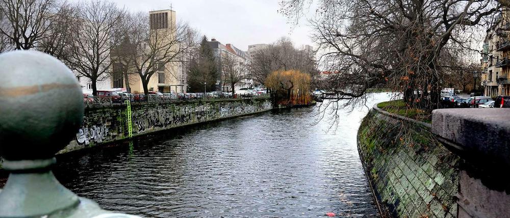 Hohe Ufermauern. Der Landwehrkanal zwischen Kreuzberg und Neukölln.